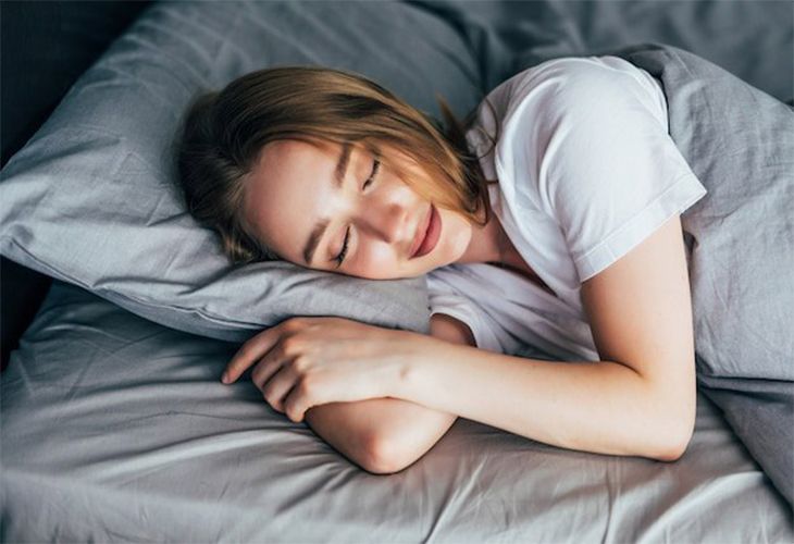 8. خواب و استراحت کافی: پایه سلامتی و زیبایی مژه‌ها
