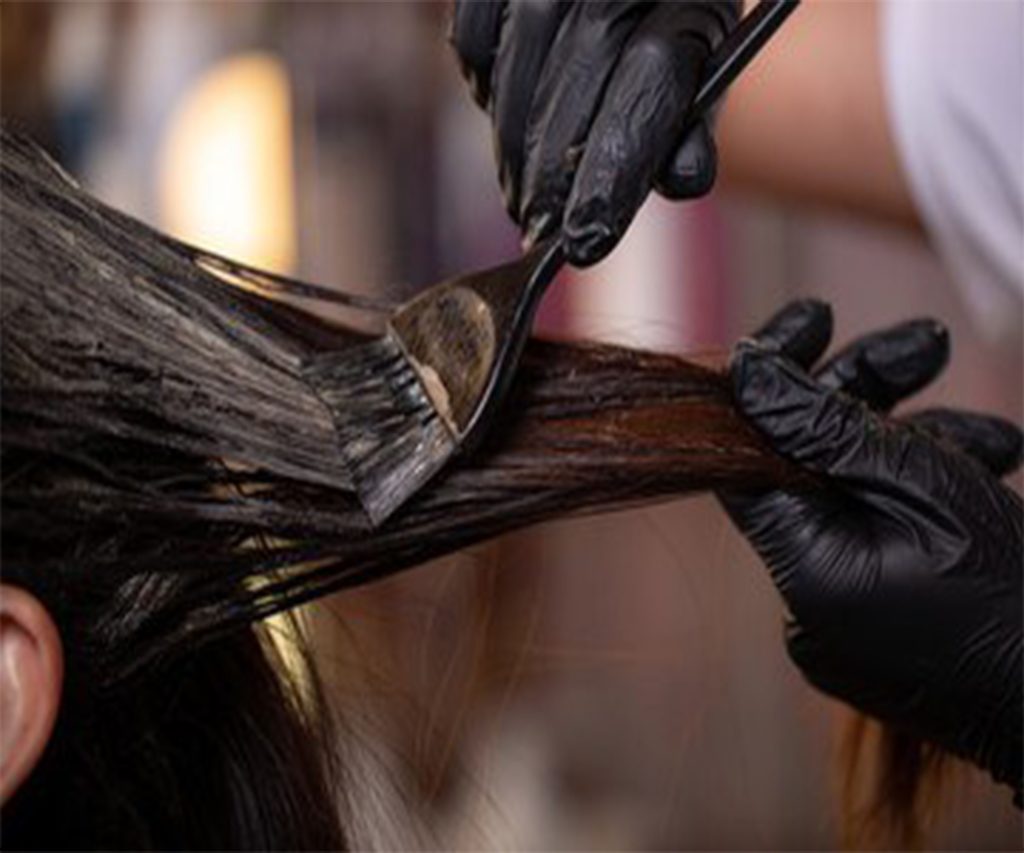 تأثیر مواد شوینده و محصولات مراقبت از مو بر رنگ‌گیری موهای چرب: