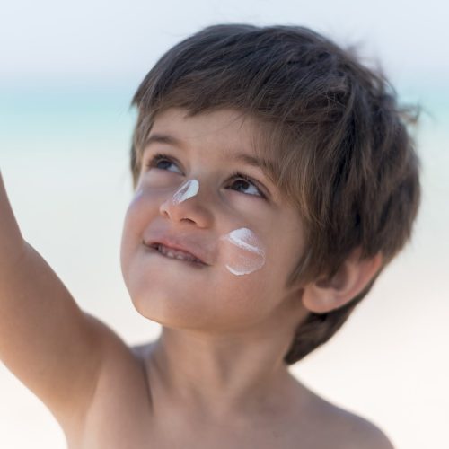 cute-boy-beach-looking-up-min ضد آفتاب